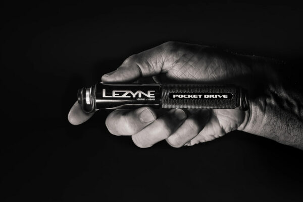 LEZYNE pompka POCKET DRIVE HV LOADED 90psi dł.krót